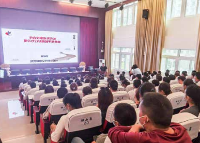 王纪琼院长受邀为新乡市平原新区凤湖小学全体家长老师做培训！