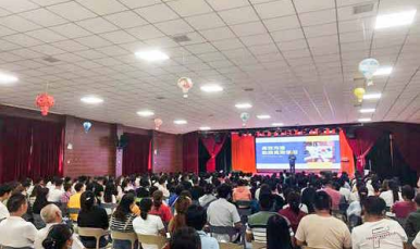 王海勇导师受邀走进宏伟学校！