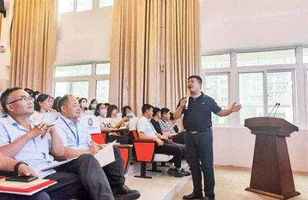 王纪琼院长受邀为新乡市平原新区凤湖小学全体家长老师做培训！
