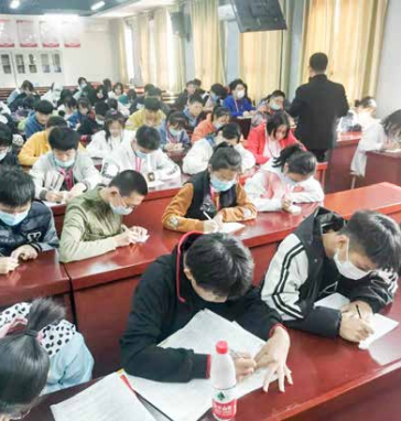 海勇导师受邀走进郑州 14 中授课