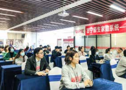 心时代父母全体伙伴在 506 会议室召开集体周一例会