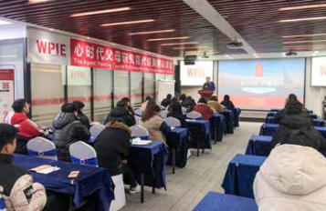 心时代父母全体伙伴在 506 会议室召开集体周一例会