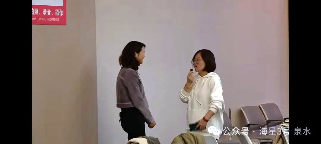 鹏华在课堂上采访孙婷老师