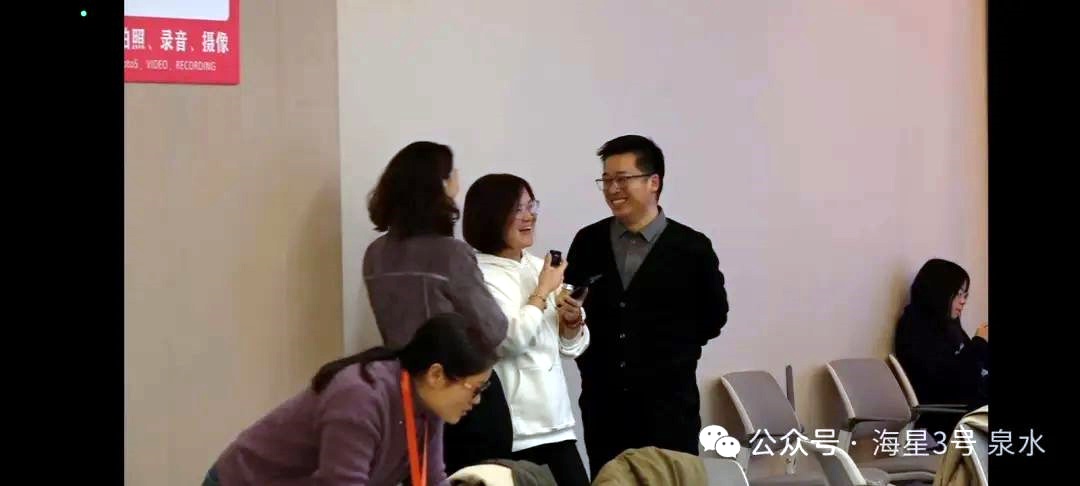 鹏华在课堂上采访孙婷老师