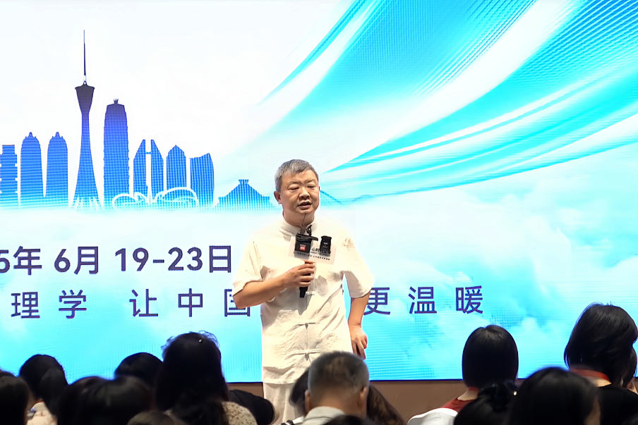 “他考上我吃屎！”听了儿子那句话，我选择戴上耳机做“有趣”的妈