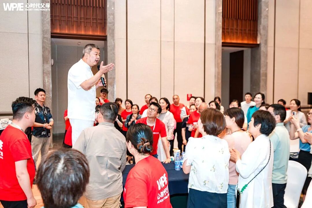 “你怎么这么笨呀，粥都拿不好！”——把粥弄洒后，妈妈的反应又是多少家长教育的误区