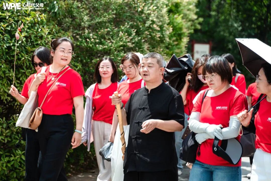 “你怎么这么笨呀，粥都拿不好！”——把粥弄洒后，妈妈的反应又是多少家长教育的误区