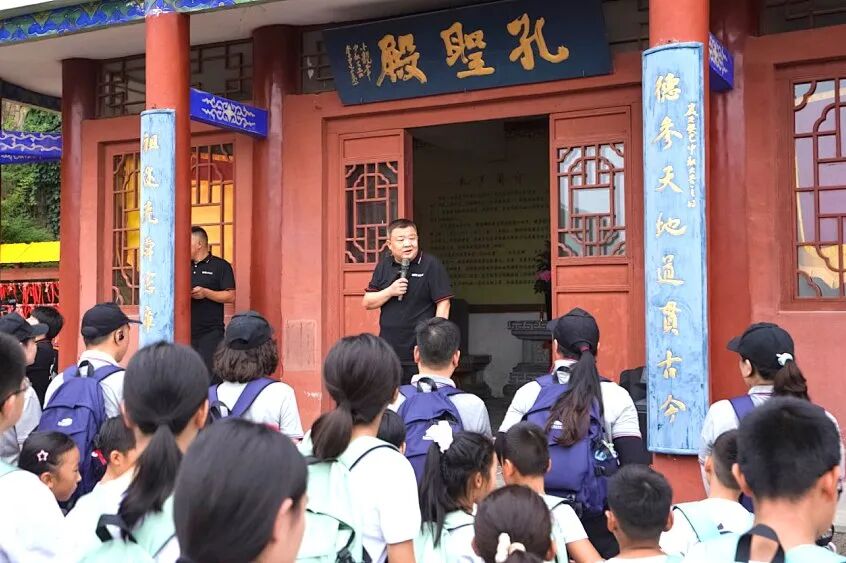 【纪琼院长实操班】一位大姐在课堂现场上哭泣,纪琼院长:“别给她递纸!让她哭!”