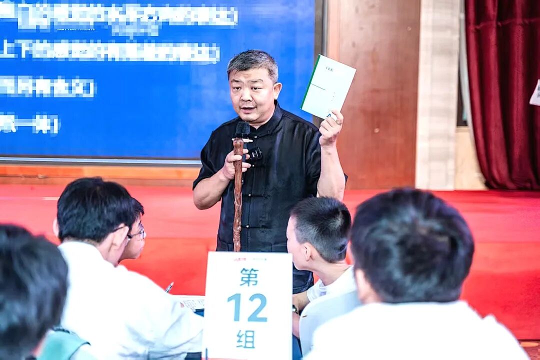 作业忘带,家长比娃还急?——包办型父母养出“巨婴”,赋能型父母养出“强者”