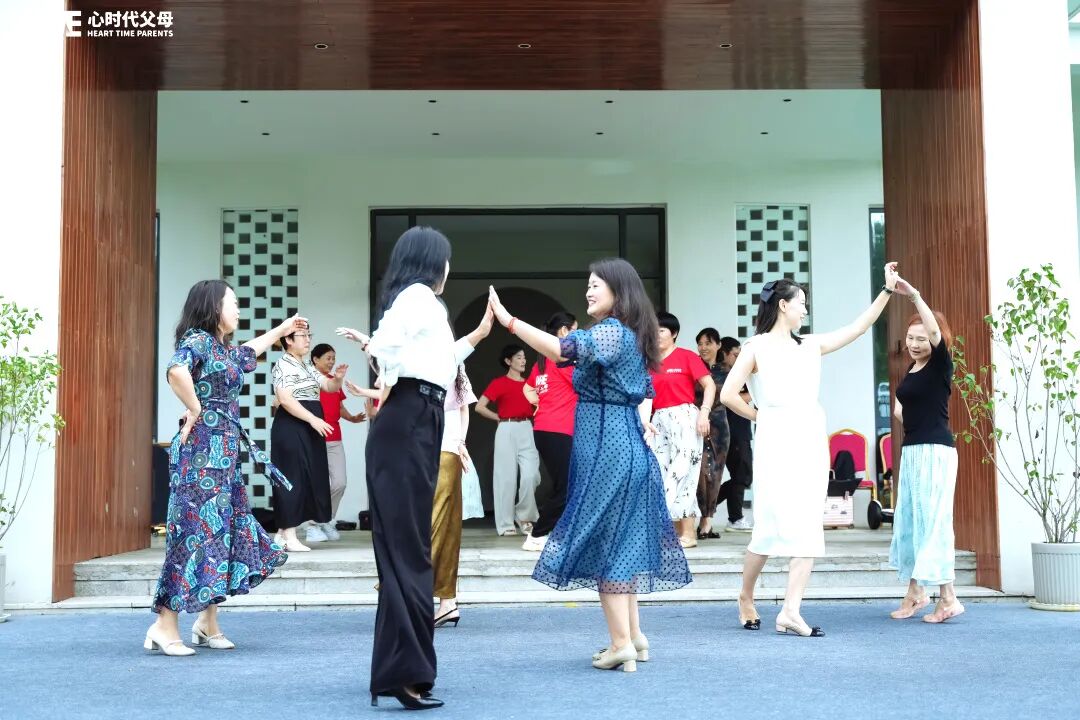 【文聪老师女性力量初级班】“孩子一靠近,我就想逃”——不会爱的妈妈和两个沉默的孩子......