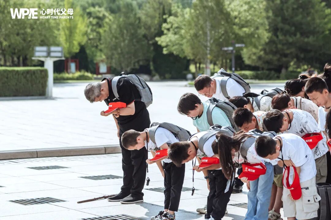 “爸!我恶心数学老师,不想学数学了!”“不,孩子,你恶心的其实是......”