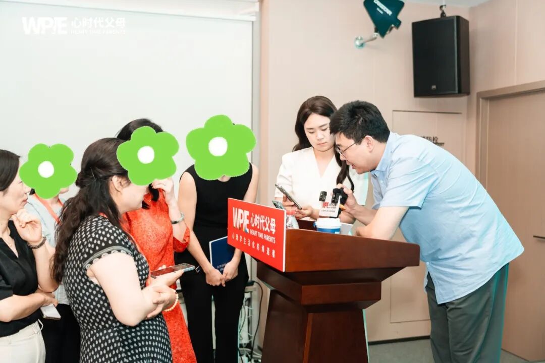 “兆鹏老师，来访者让我帮她搜集前女友无缝衔接的证据，逼她道歉，我该怎么办？”