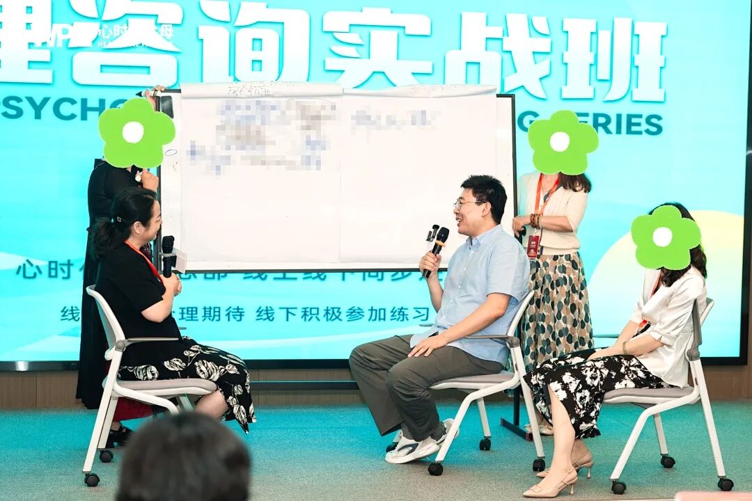 “兆鹏老师,来访者让我帮她搜集前女友无缝衔接的证据,逼她道歉,我该怎么办?”