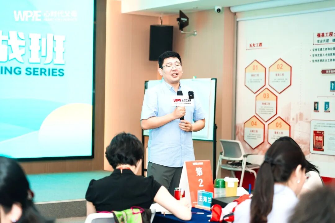 “兆鹏老师,来访者让我帮她搜集前女友无缝衔接的证据,逼她道歉,我该怎么办?”