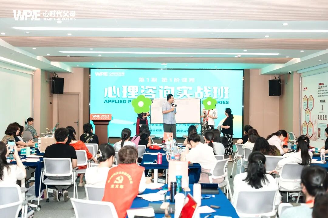 “兆鹏老师,来访者让我帮她搜集前女友无缝衔接的证据,逼她道歉,我该怎么办?”