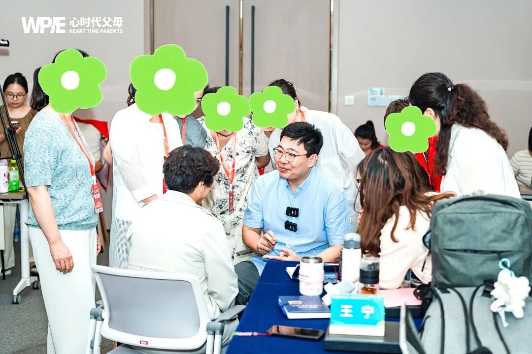 “兆鹏老师,来访者让我帮她搜集前女友无缝衔接的证据,逼她道歉,我该怎么办?”