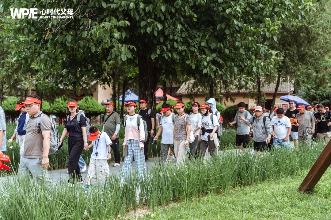 【纪琼院长家庭教育系统方案实操班】纪琼院长讲课,学员递水递纸竟是错?——“我们正在用善意毁掉什么?”