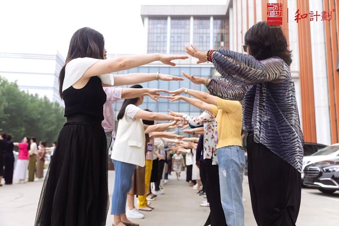 【家庭生态导师班】“妈妈,下次我要考100分!”“你能考100分?打死我都不信!”——有多少孩子被父母的“实话”毁掉