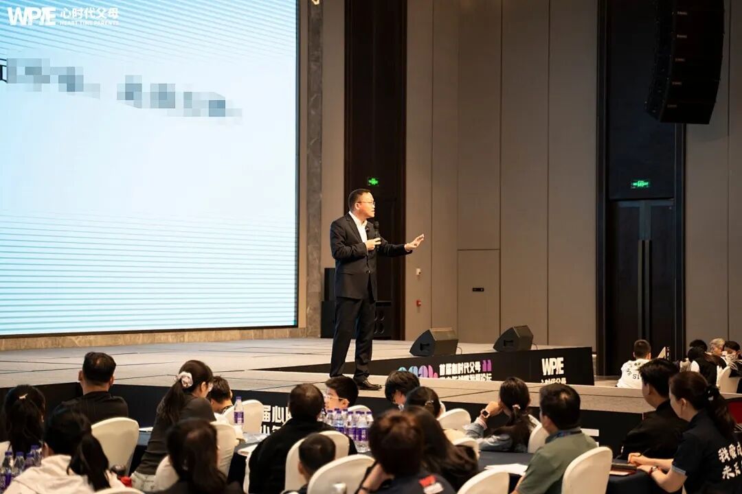 【家庭生态导师班】比母爱更早一步,是王纪琼院长的教育本能——当母亲举旗致谢时,纪琼院长已蹲下接住了颤抖的孩子