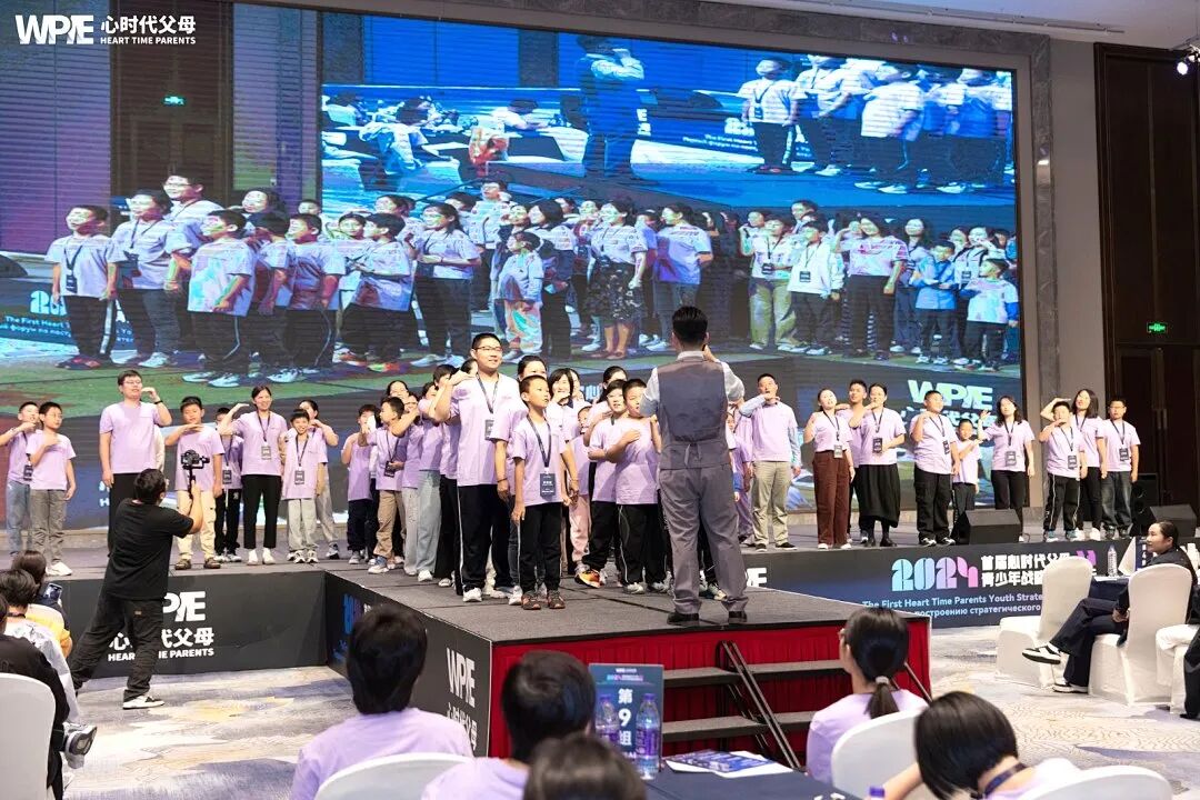 【家庭生态导师班】比母爱更早一步,是王纪琼院长的教育本能——当母亲举旗致谢时,纪琼院长已蹲下接住了颤抖的孩子