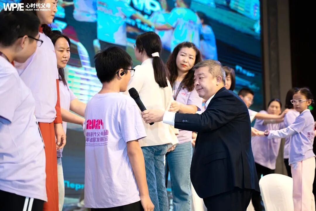 【家庭生态导师班】比母爱更早一步,是王纪琼院长的教育本能——当母亲举旗致谢时,纪琼院长已蹲下接住了颤抖的孩子