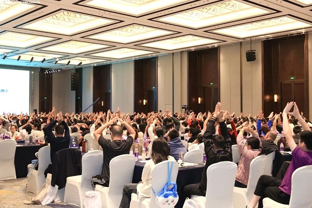 【家庭生态导师班】比母爱更早一步,是王纪琼院长的教育本能——当母亲举旗致谢时,纪琼院长已蹲下接住了颤抖的孩子