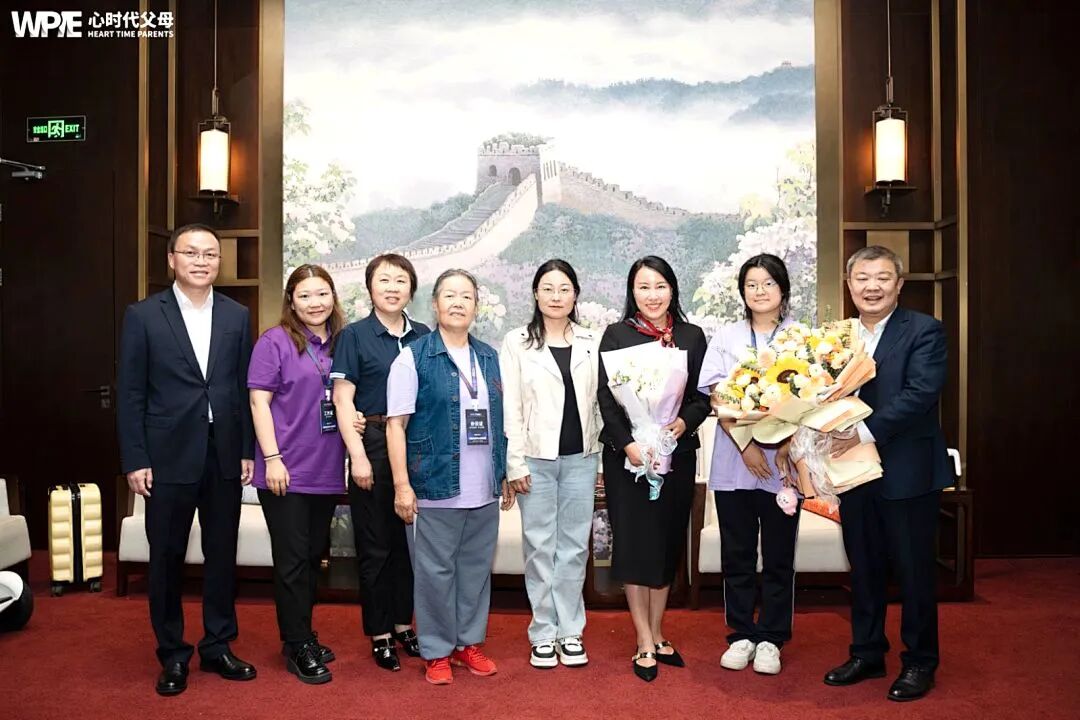 【家庭生态导师班】比母爱更早一步,是王纪琼院长的教育本能——当母亲举旗致谢时,纪琼院长已蹲下接住了颤抖的孩子