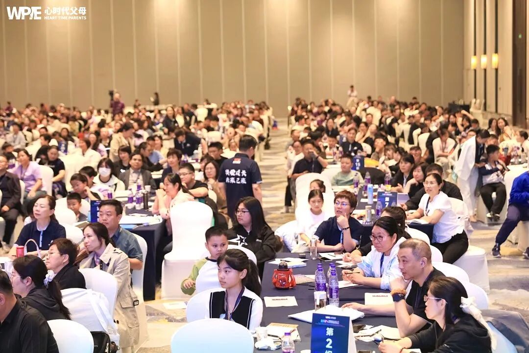 【家庭生态导师班】比母爱更早一步,是王纪琼院长的教育本能——当母亲举旗致谢时,纪琼院长已蹲下接住了颤抖的孩子