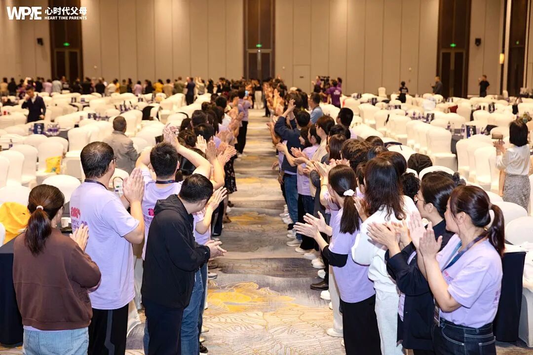 【家庭生态导师班】比母爱更早一步,是王纪琼院长的教育本能——当母亲举旗致谢时,纪琼院长已蹲下接住了颤抖的孩子