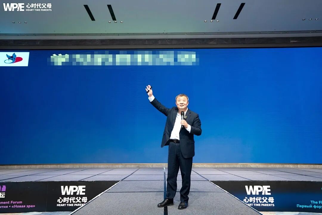 【家庭生态导师班】比母爱更早一步,是王纪琼院长的教育本能——当母亲举旗致谢时,纪琼院长已蹲下接住了颤抖的孩子