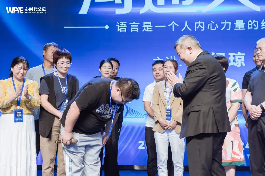 孩子休学在家，家长该不该收手机？——心时代老师们“观点打架”，我该听谁的？