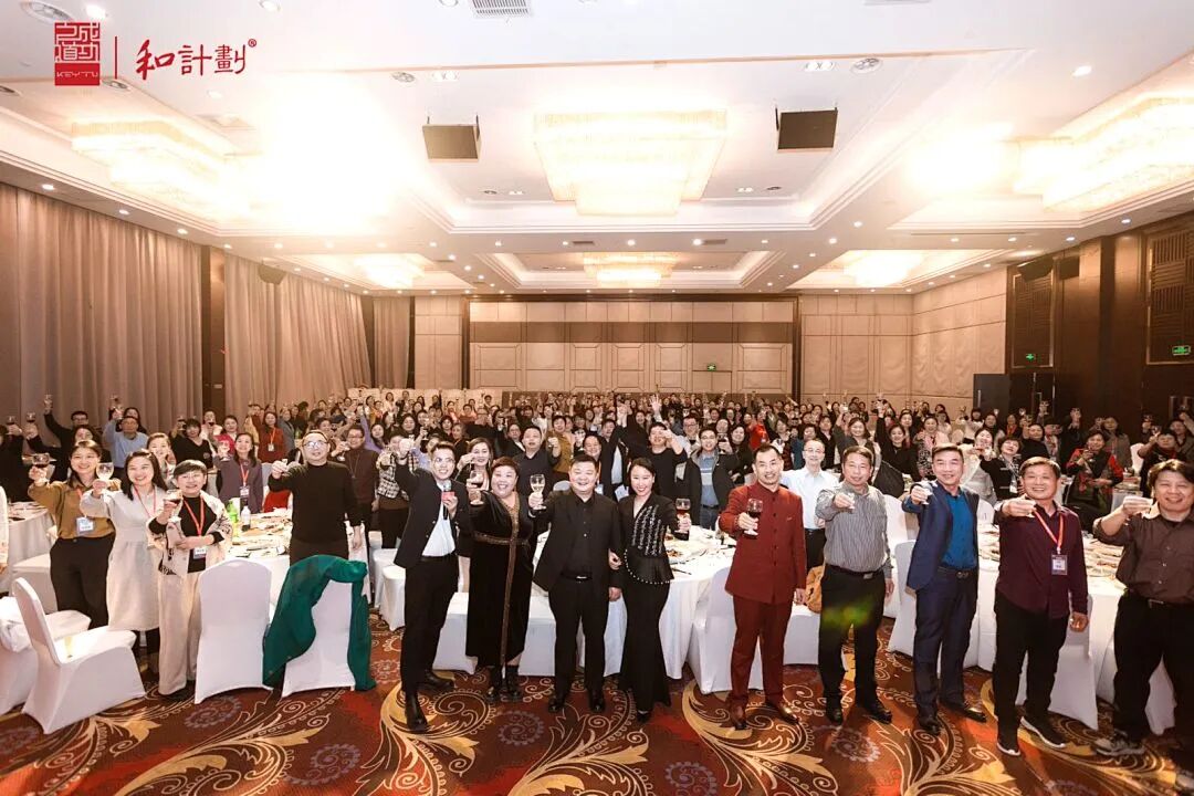 孩子休学在家,家长该不该收手机?——心时代老师们“观点打架”,我该听谁的?