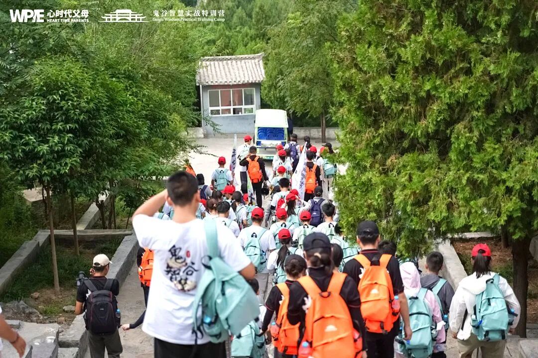 职场人际的清醒认知——同事的“不悦”是他的不适,你的“愧疚”是权力的馈赠