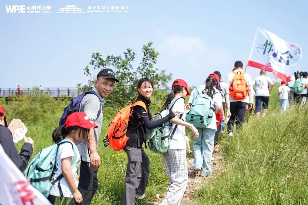 职场人际的清醒认知——同事的“不悦”是他的不适,你的“愧疚”是权力的馈赠