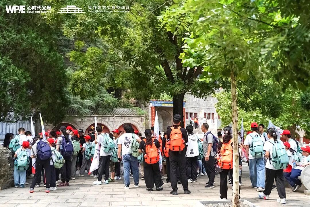 职场人际的清醒认知——同事的“不悦”是他的不适,你的“愧疚”是权力的馈赠