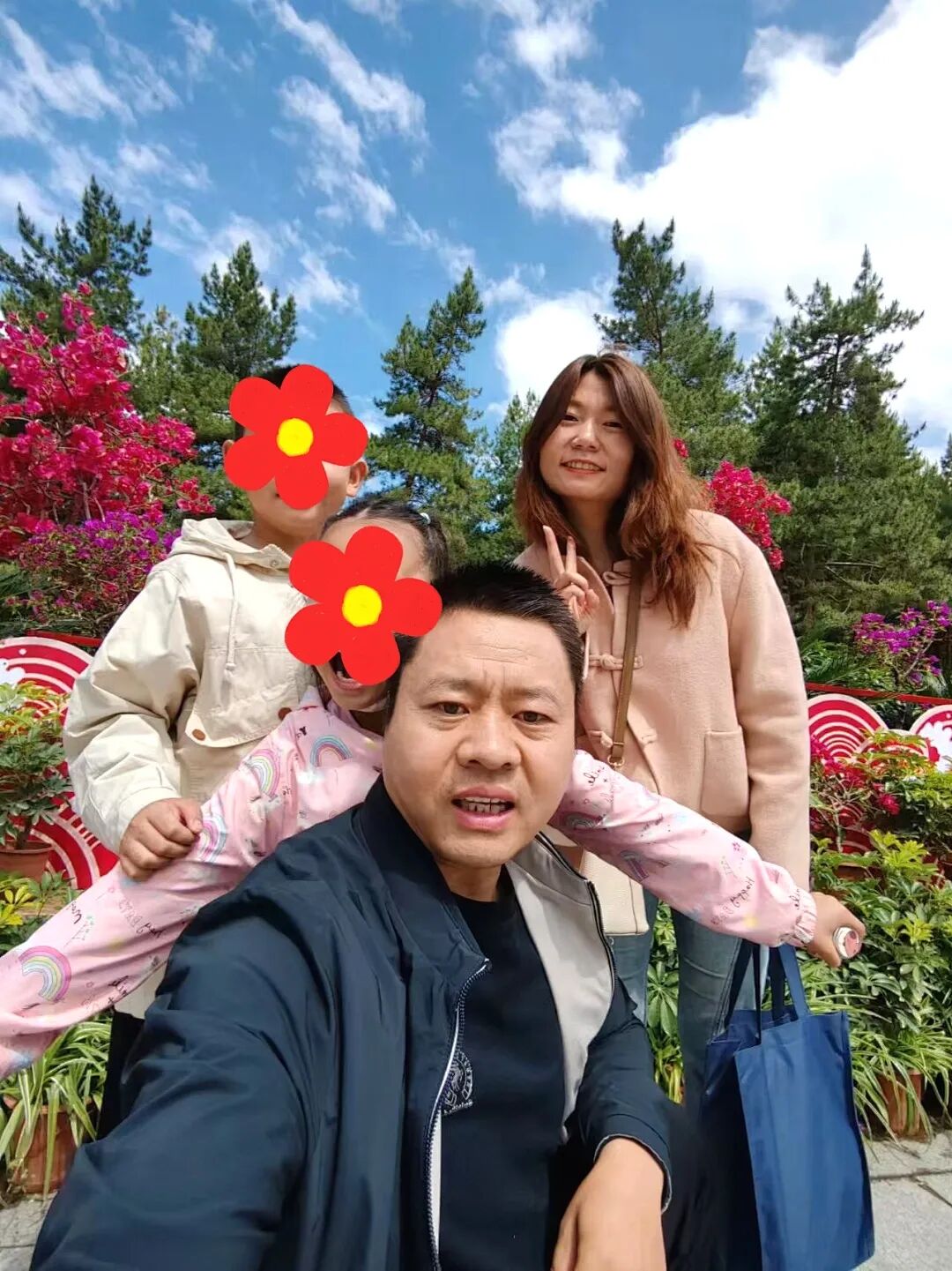 当儿子拿着那张63分的试卷走出校门时,妈妈说:“孩子,你知道吗?你比考90分的人更厉害!”