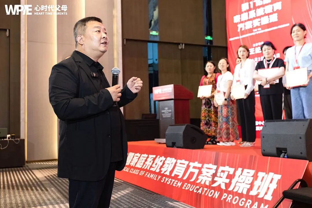 【家庭生态导师班】一位母亲哭着诉说:“我也不知道为啥他就不去上学了?”王纪琼院长一针见血的反问:“你真的不知道吗?”