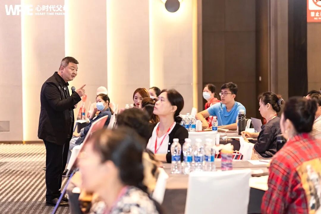 【家庭生态导师班】一位母亲哭着诉说:“我也不知道为啥他就不去上学了?”王纪琼院长一针见血的反问:“你真的不知道吗?”