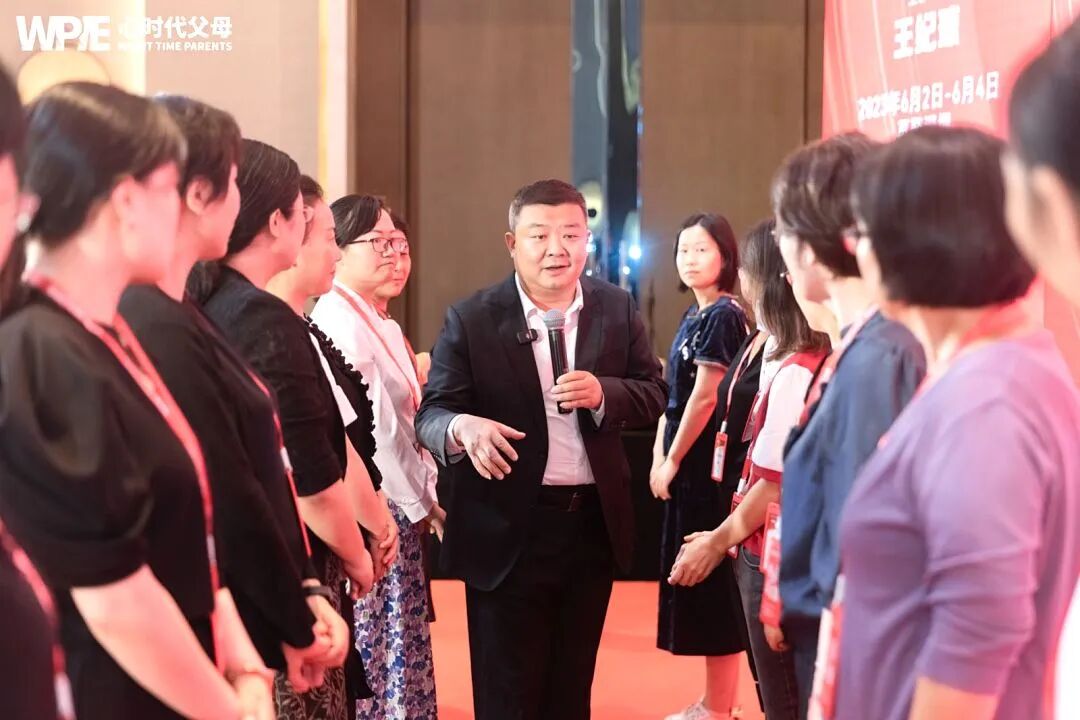 【家庭生态导师班】一位母亲哭着诉说:“我也不知道为啥他就不去上学了?”王纪琼院长一针见血的反问:“你真的不知道吗?”