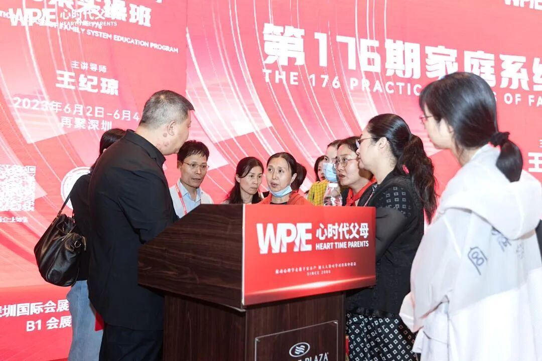 【家庭生态导师班】一位母亲哭着诉说:“我也不知道为啥他就不去上学了?”王纪琼院长一针见血的反问:“你真的不知道吗?”