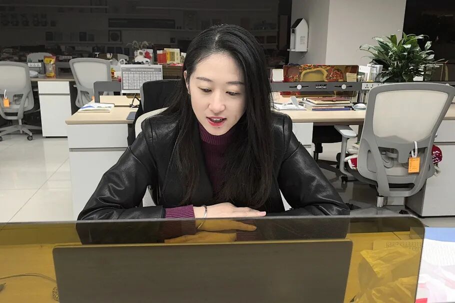 【21天幸福家庭陪伴营】为了6:30的约定,她前一晚睡在了公司——那张睡在公司沙发上的背影,是21天最笃定的开场