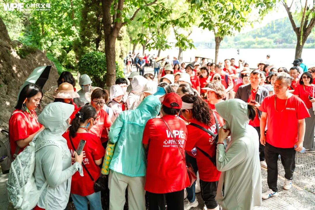 【纪琼谈家读书慧】孩子返校带手机,爸爸在班群当场揭发——一部手机,如何毁掉一个高一孩子的尊严?