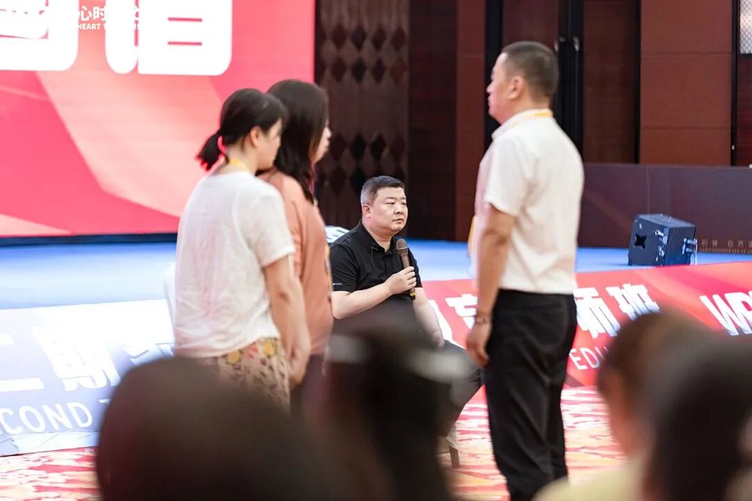 从“别烦我”到“没意思”:我用三招,让女儿主动放下手机
