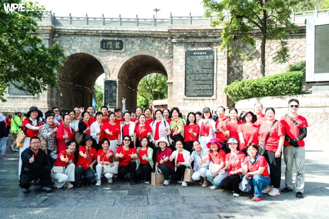 【纪琼谈家读书慧】孩子返校带手机,爸爸在班群当场揭发——一部手机,如何毁掉一个高一孩子的尊严?