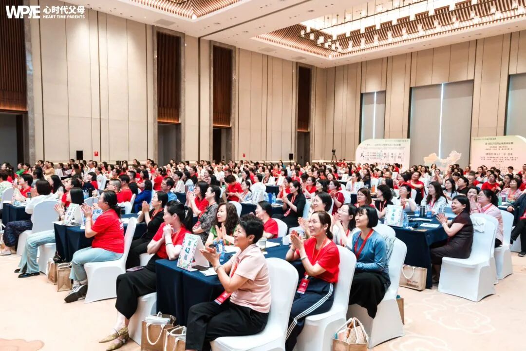 【纪琼谈家读书慧】孩子返校带手机,爸爸在班群当场揭发——一部手机,如何毁掉一个高一孩子的尊严?