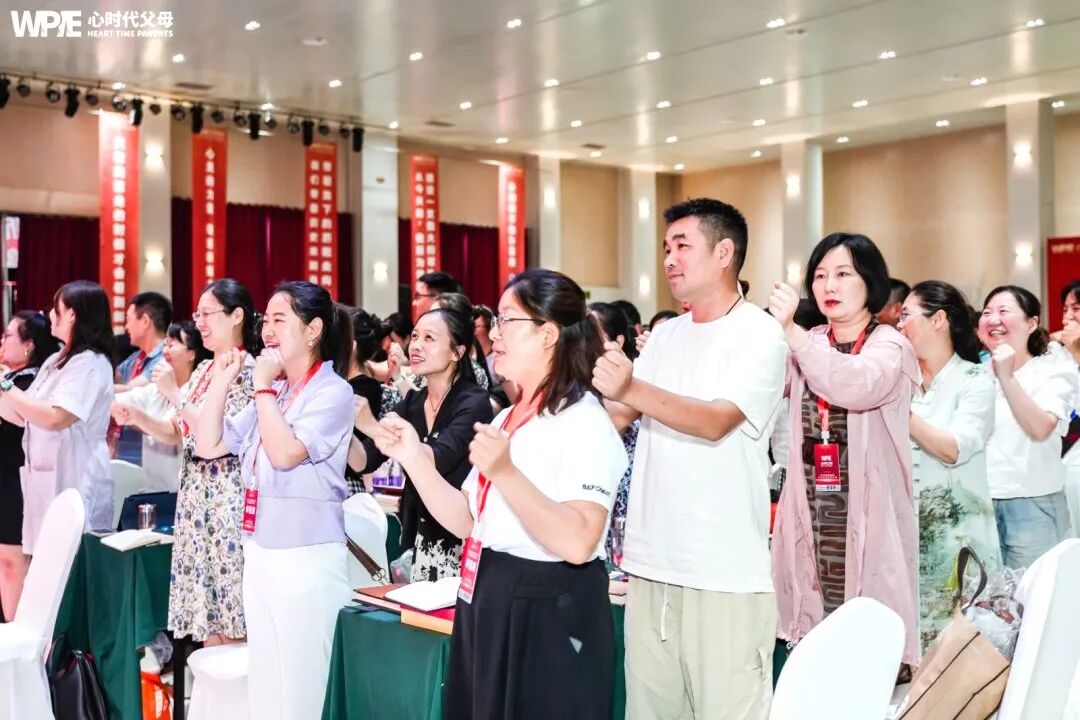 “孩子,你不用那么懂事,我和你爸爸的矛盾,不用你来承担!”