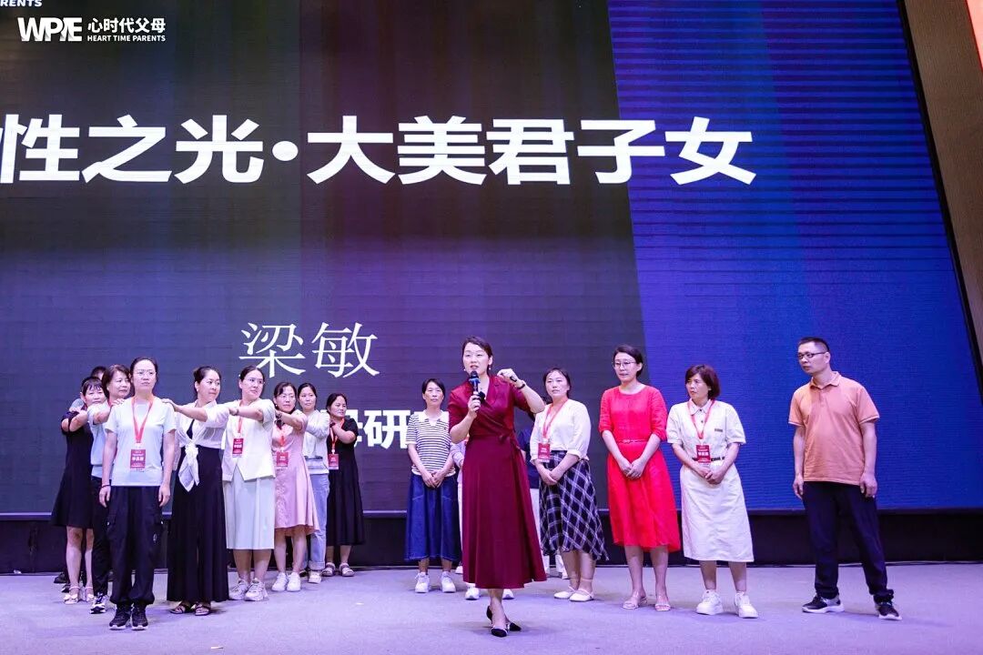 “孩子,你不用那么懂事,我和你爸爸的矛盾,不用你来承担!”