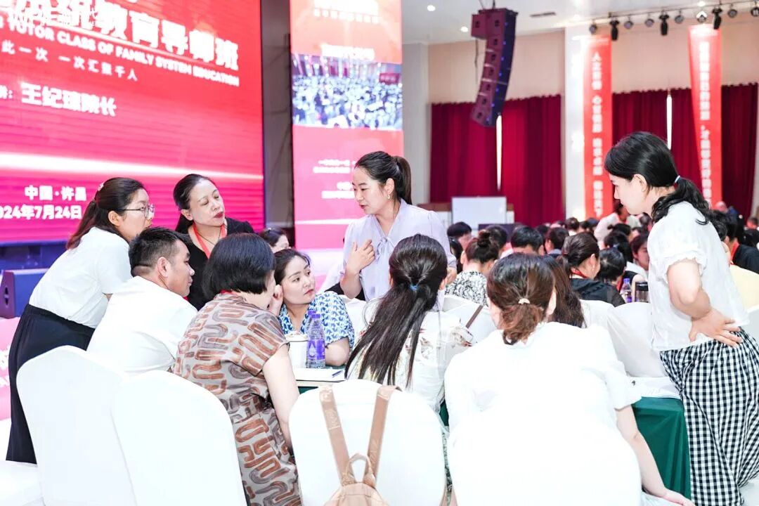 “孩子,你不用那么懂事,我和你爸爸的矛盾,不用你来承担!”