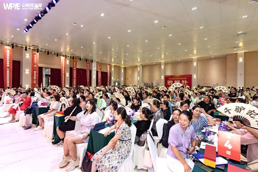 “孩子,你不用那么懂事,我和你爸爸的矛盾,不用你来承担!”