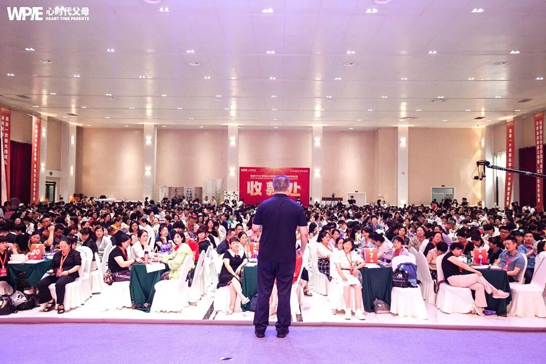 “孩子,你不用那么懂事,我和你爸爸的矛盾,不用你来承担!”